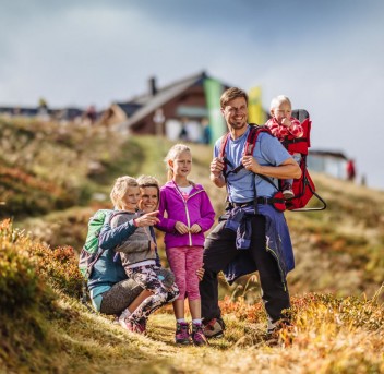 Familie Perner beim Wandern in Schladming-Dachstein