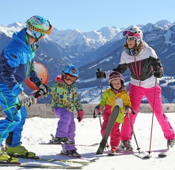 Familie Perner beim Skifahren am Rittisberg