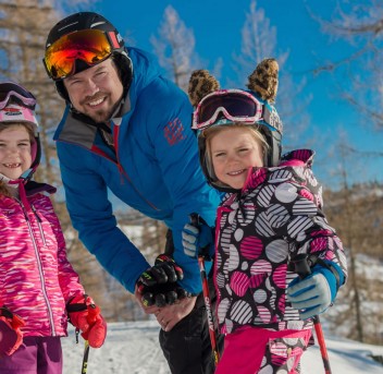 Kinder mit Skilehrer