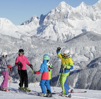 Familie beim Skifahren in Ski amadé